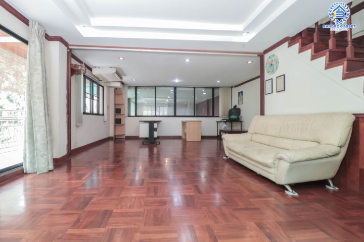 *****อาคารพาณิชย์มือสอง 5 ชั้น ซอยสวนผัก2 หลังมุม พร้อมฟังก์ชัน 4 ห้องนอน 3 ห้องน้ำ ตกแต่งพื้น ฝ้า ชุดบันได ด้วยไม้มะค่า และประดู่ ทุกชั้น จะอยู่อาศัยหรือปรับเปลี่ยนเป็น Home Office ได้ทุกรูปแบบ พร้อมพื้นที่ใช้สอยมากถึง 480 ตร.ม. แถมฟรี !! เครื่องปรับอากาศ 3 เครื่อง บนทำเลเชื่อมต่อถนนตลิ่งชัน, ถนนบรมราชชนนี และถนนราชพฤกษ์ ใกล้จุดขึ้นทางด่วน "บรมราชชนนี"